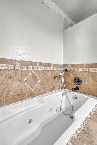 505 E Kansas Ave, Walters, OK 73572