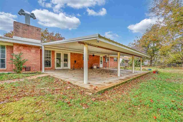 505 E Kansas Ave, Walters, OK 73572