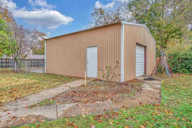 505 E Kansas Ave, Walters, OK 73572