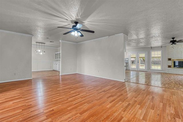 505 E Kansas Ave, Walters, OK 73572