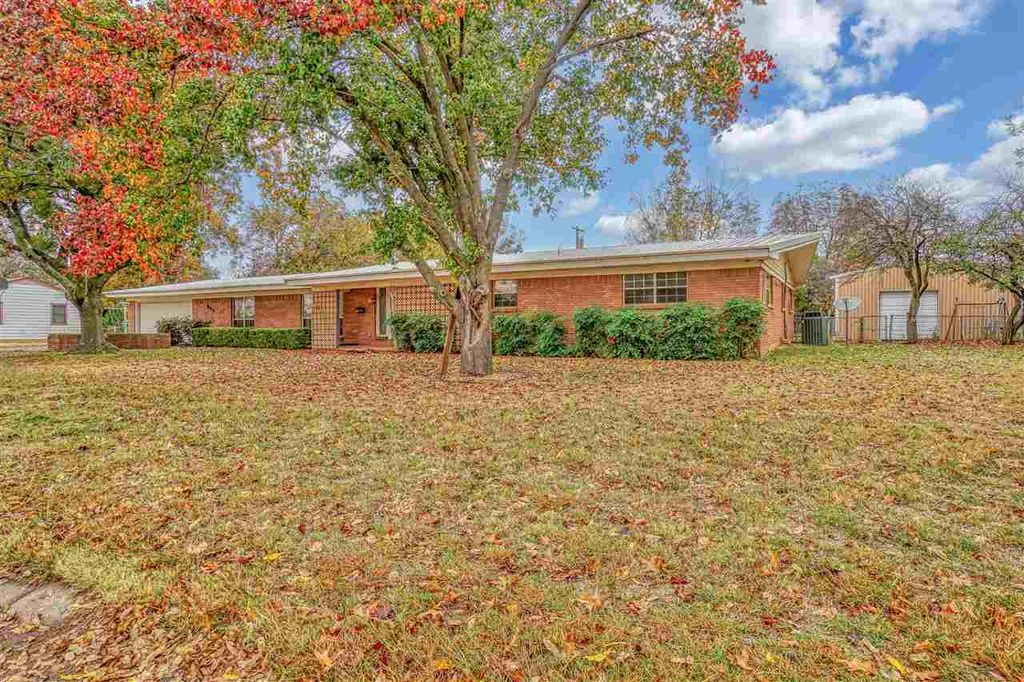 505 E Kansas Ave, Walters, OK 73572