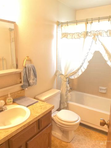 1166 Starfire St, Twin Falls, ID 83301