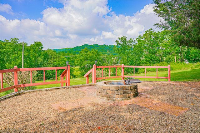 3886 Darlington Rd, Darlngtn Twp, PA 16115