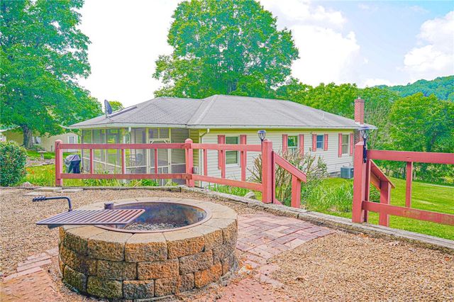 3886 Darlington Rd, Darlngtn Twp, PA 16115