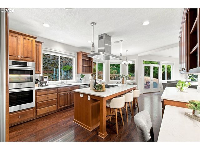 1300 GLENMORRIE Dr, Lake Oswego, OR 97034