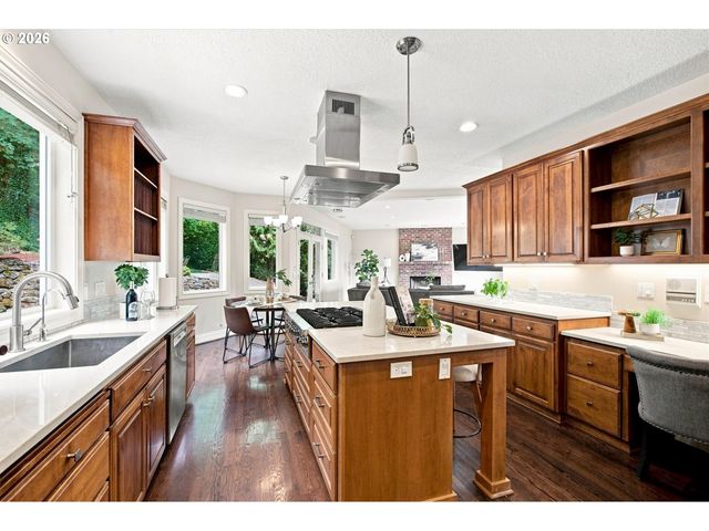 1300 GLENMORRIE Dr, Lake Oswego, OR 97034