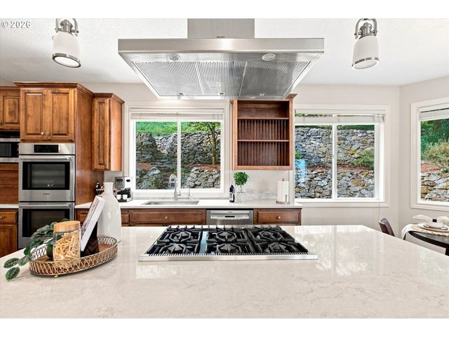 1300 GLENMORRIE Dr, Lake Oswego, OR 97034