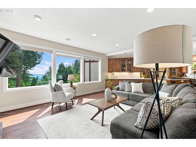 1300 GLENMORRIE Dr, Lake Oswego, OR 97034