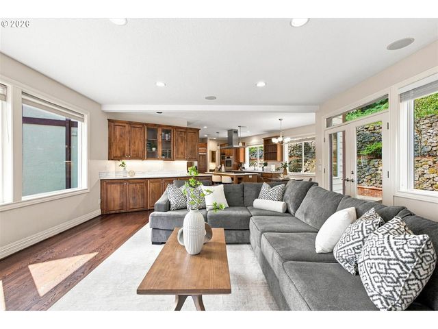 1300 GLENMORRIE Dr, Lake Oswego, OR 97034