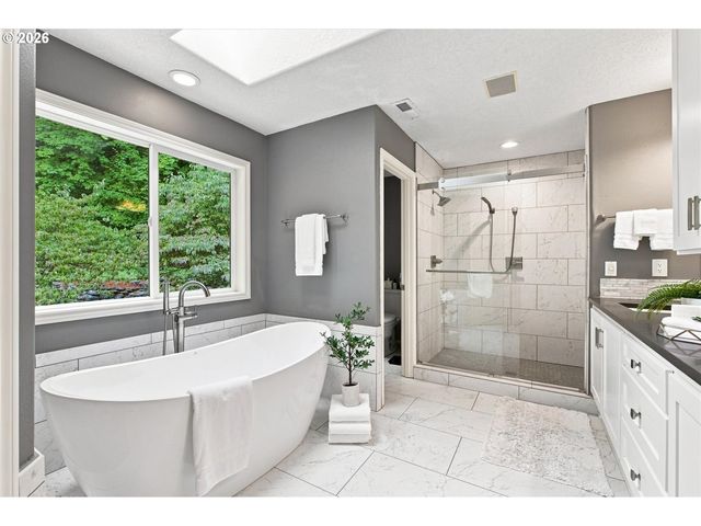 1300 GLENMORRIE Dr, Lake Oswego, OR 97034