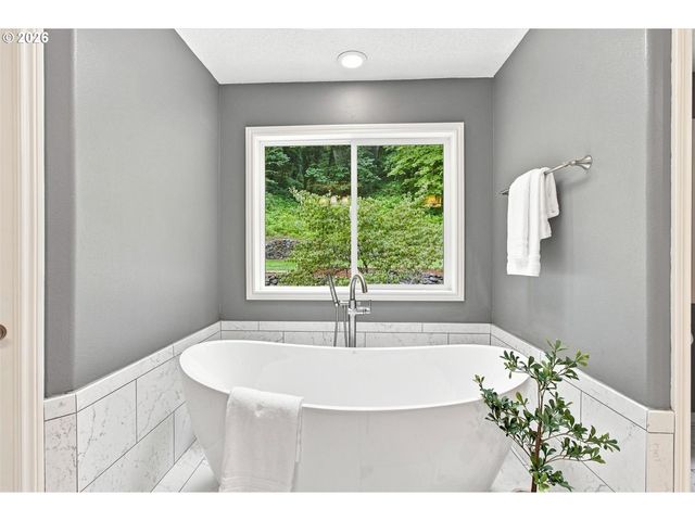 1300 GLENMORRIE Dr, Lake Oswego, OR 97034