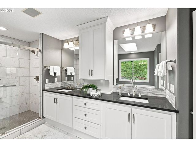 1300 GLENMORRIE Dr, Lake Oswego, OR 97034