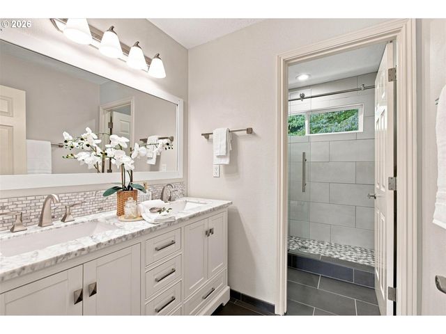 1300 GLENMORRIE Dr, Lake Oswego, OR 97034
