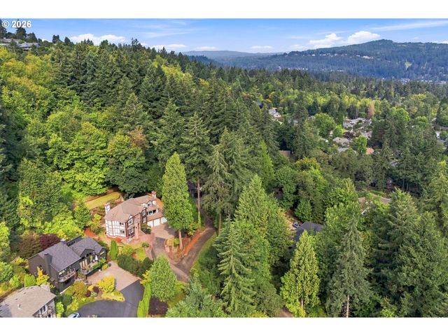1300 GLENMORRIE Dr, Lake Oswego, OR 97034