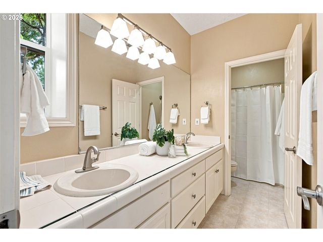 1300 GLENMORRIE Dr, Lake Oswego, OR 97034