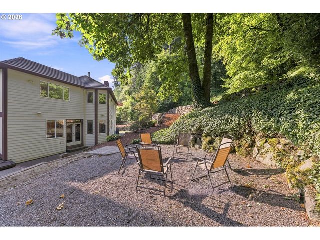 1300 GLENMORRIE Dr, Lake Oswego, OR 97034