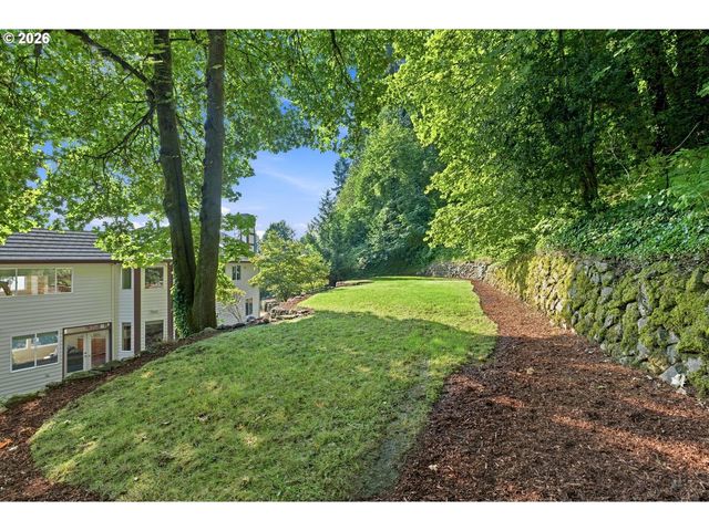 1300 GLENMORRIE Dr, Lake Oswego, OR 97034