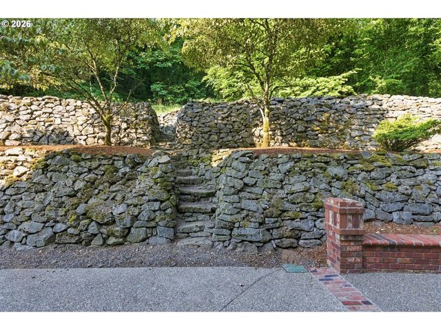 1300 GLENMORRIE Dr, Lake Oswego, OR 97034
