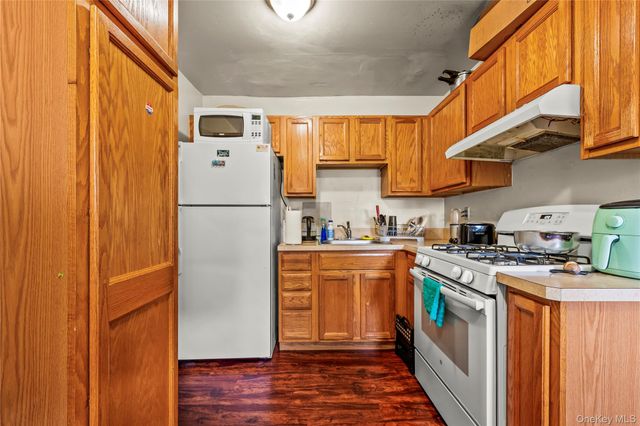 200 Lowndes Avenue A, Huntington Station, NY 11746