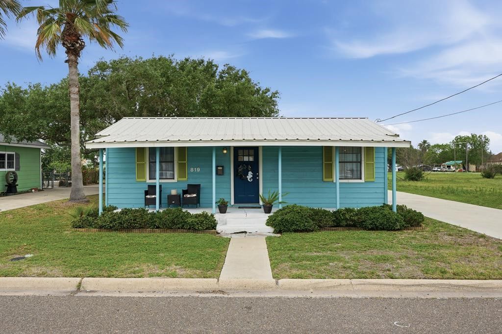 819 S Church St, Rockport, TX 78382 — exterior