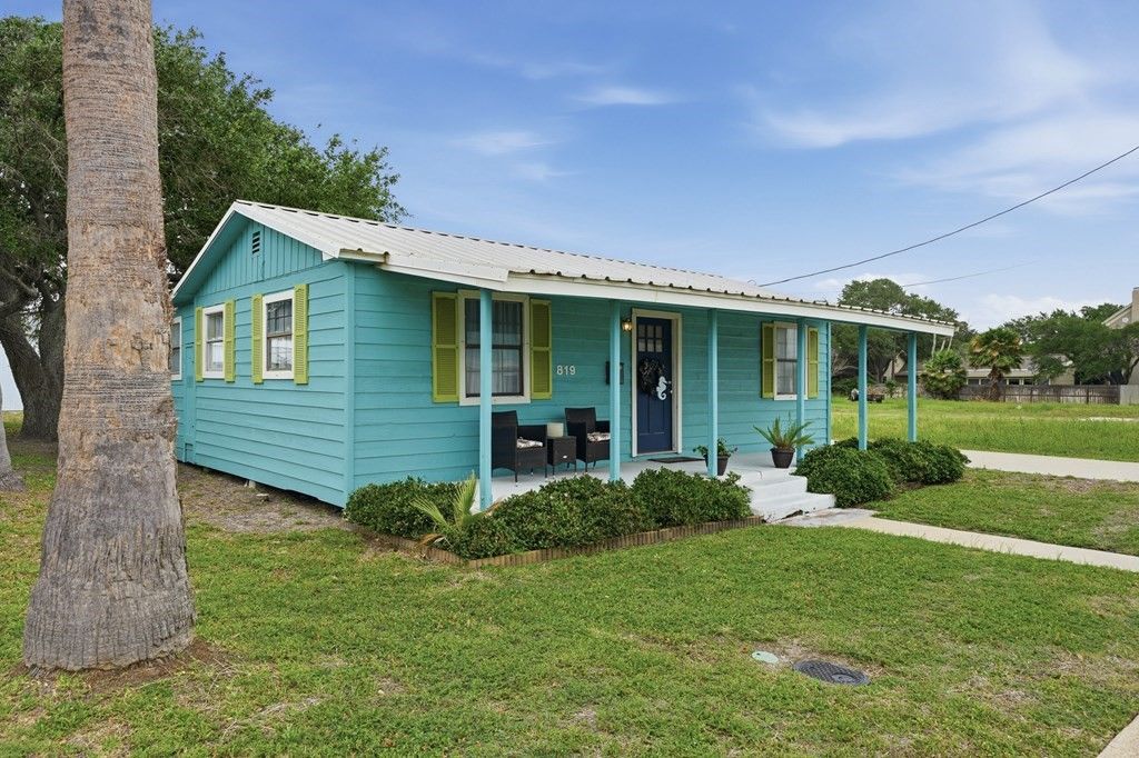 819 S Church St, Rockport, TX 78382 — photo 2