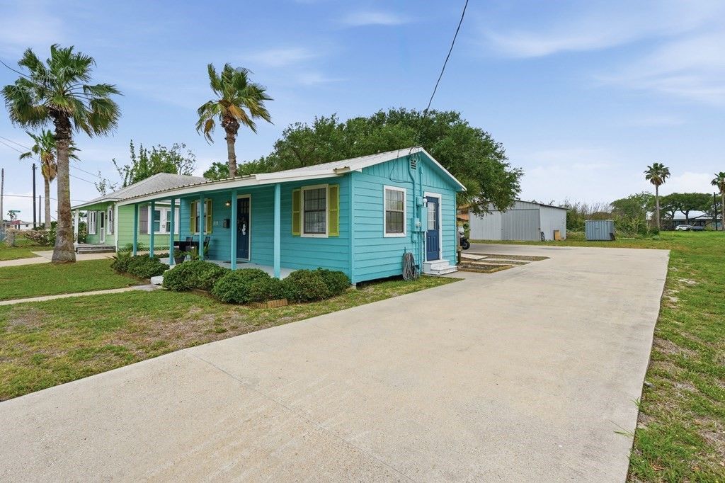 819 S Church St, Rockport, TX 78382 — photo 3