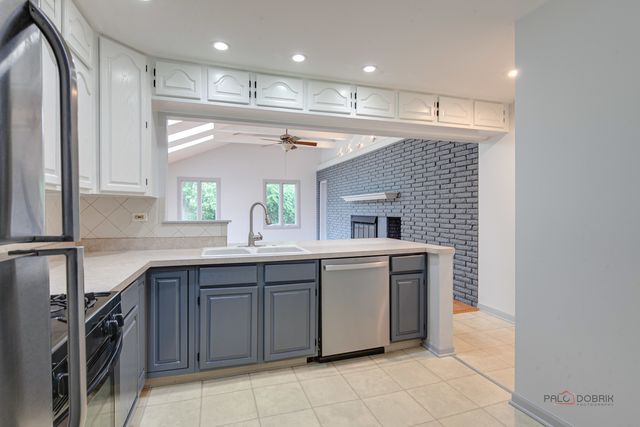 2508 Highland Drive, Lindenhurst, IL 60046