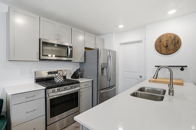 2806 N FIGHTING FALCON ST, Layton, UT 84040