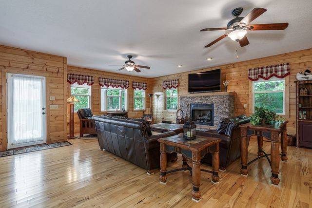883 Village Road, Murphy, NC 28906