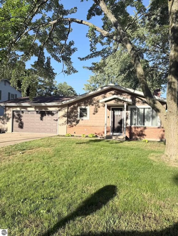 Image 1 of property listing at 302 W Grand Avenue, Mt Pleasant, MI 48858
