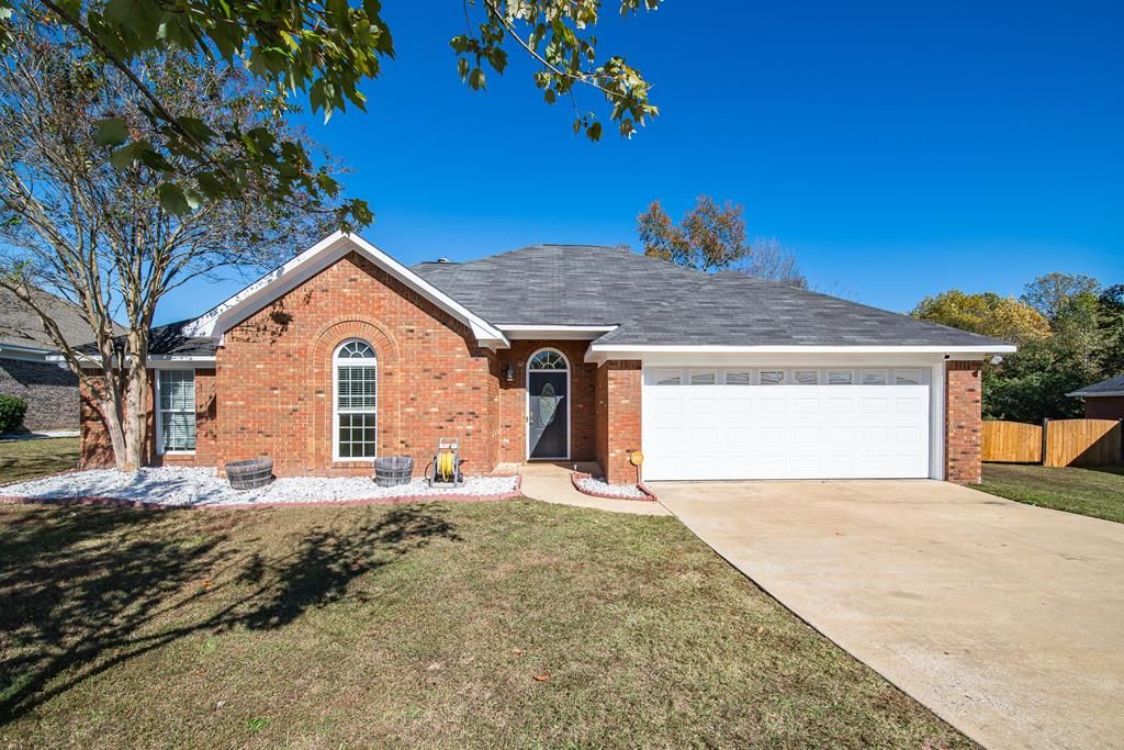 206 Lee Road 2083, Phenix City, AL 36870