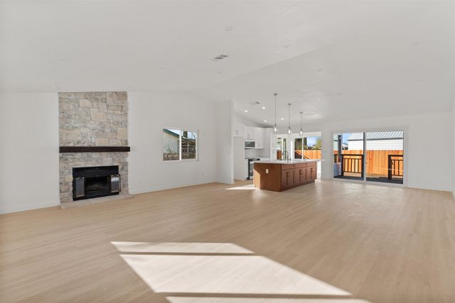 620 Almond Dr, Oakley, CA 94561