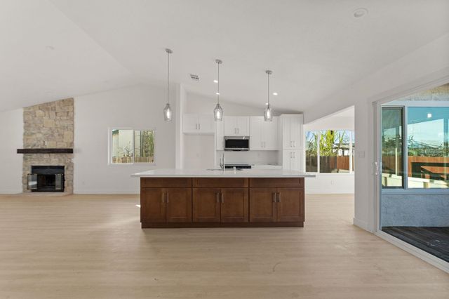 620 Almond Dr, Oakley, CA 94561