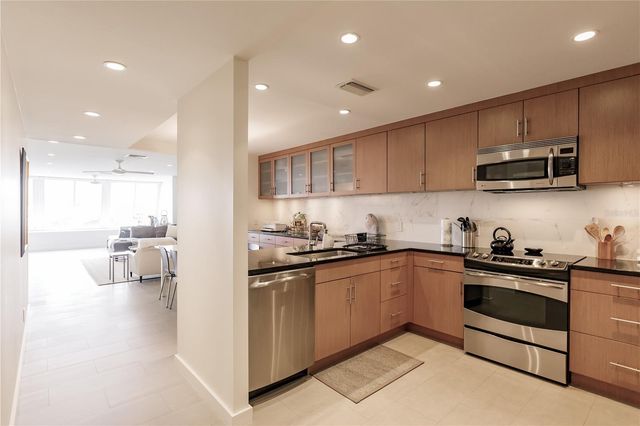 1200 E PEPPERTREE LANE 402, Sarasota, FL 34242