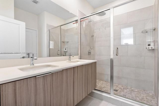 8368 Central Park Blvd, Doral, FL 33166