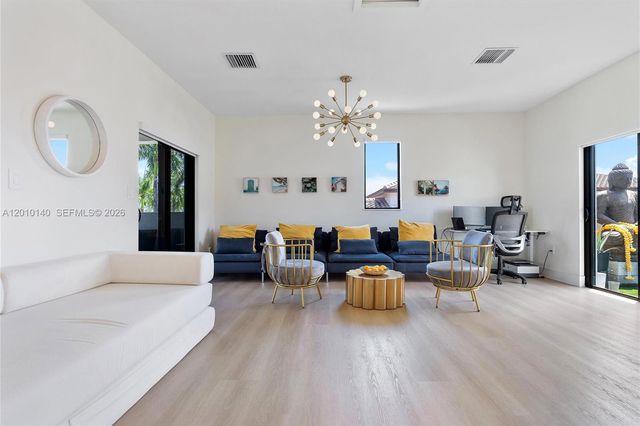 8368 Central Park Blvd, Doral, FL 33166