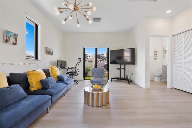 8368 Central Park Blvd, Doral, FL 33166