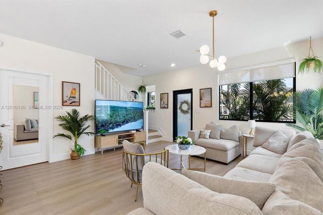 8368 Central Park Blvd, Doral, FL 33166