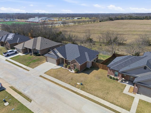 711 Hadley Lane, Valley View, TX 76272