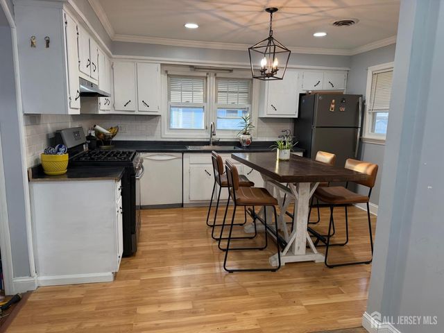 10 E William Street E, Fords, NJ 08863