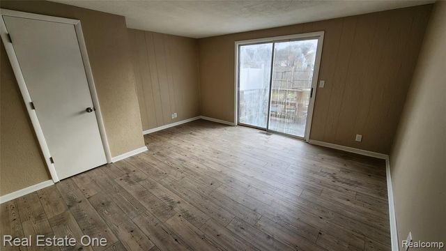 1376 Ready Avenue, Burton, MI 48529