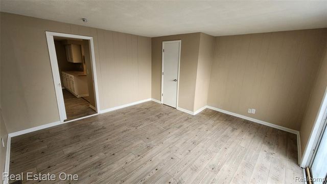 1376 Ready Avenue, Burton, MI 48529