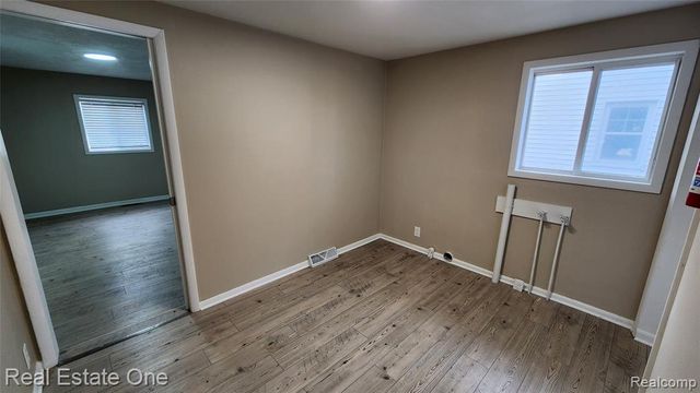 1376 Ready Avenue, Burton, MI 48529