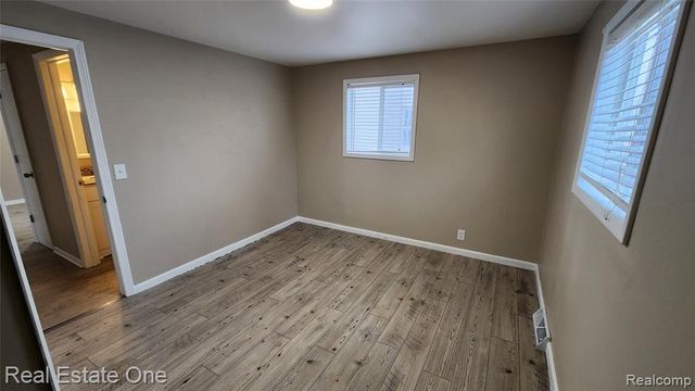 1376 Ready Avenue, Burton, MI 48529