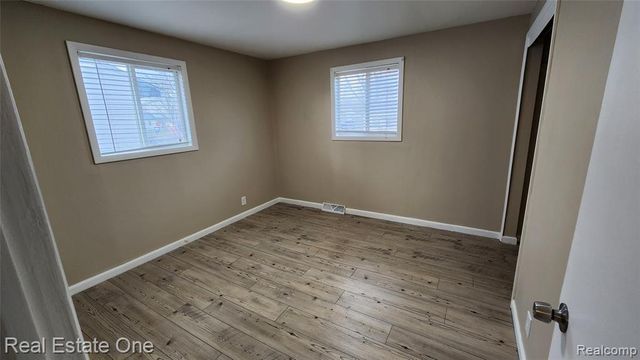 1376 Ready Avenue, Burton, MI 48529