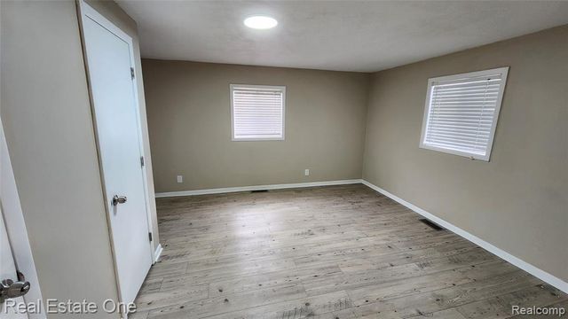 1376 Ready Avenue, Burton, MI 48529