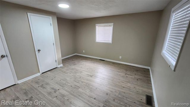 1376 Ready Avenue, Burton, MI 48529