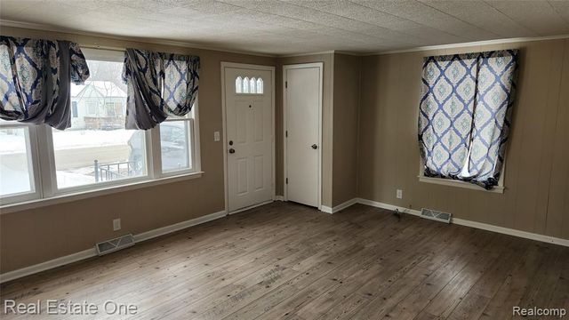 1376 Ready Avenue, Burton, MI 48529