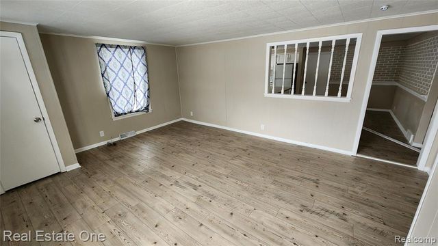 1376 Ready Avenue, Burton, MI 48529