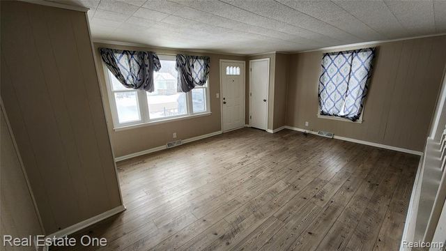 1376 Ready Avenue, Burton, MI 48529